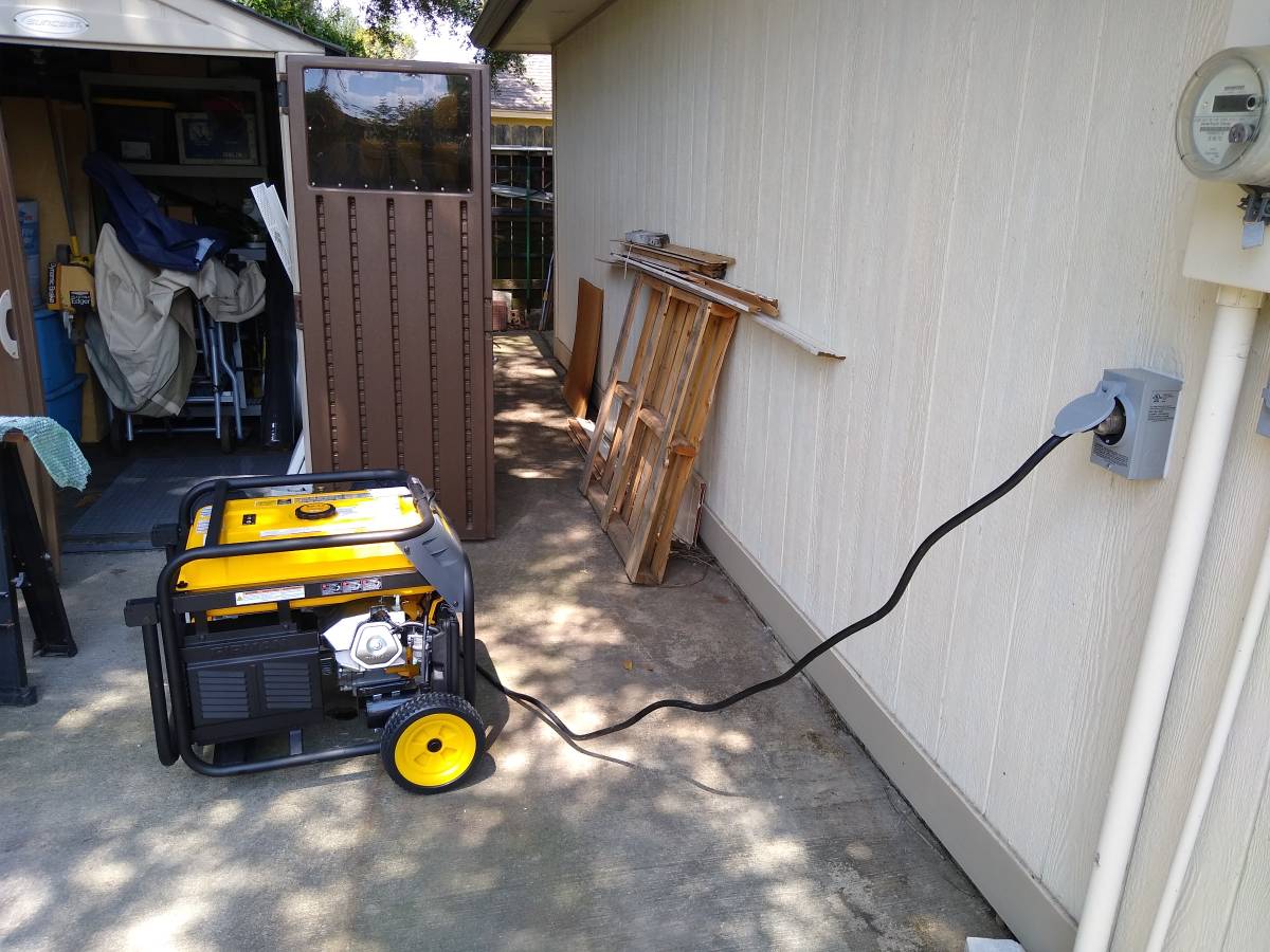 Electrician at work in Clovis CA